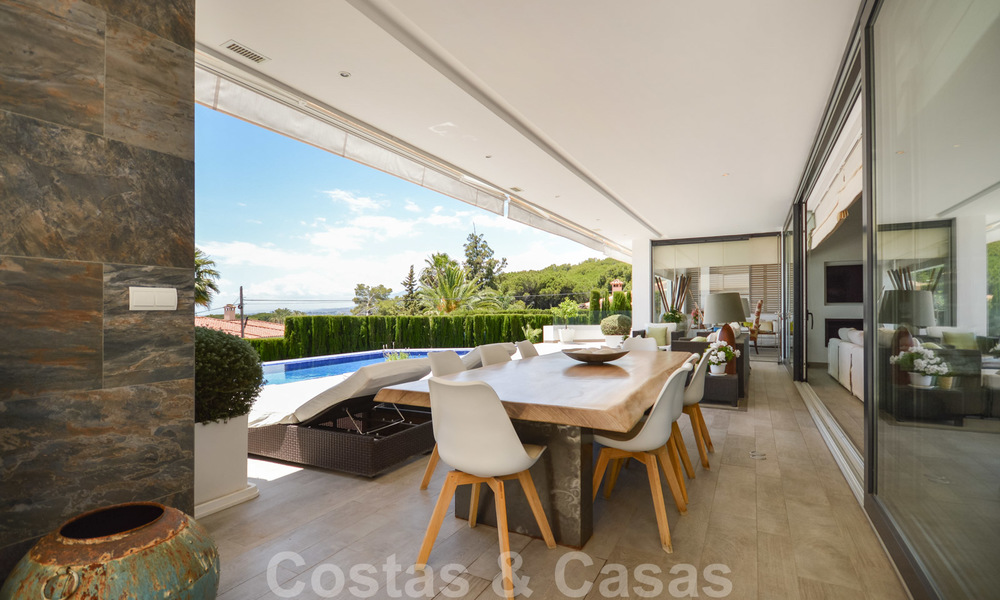 Moderna villa de lujo con vistas panorámicas al mar en venta en la prestigiosa Milla de Oro de Marbella 20997