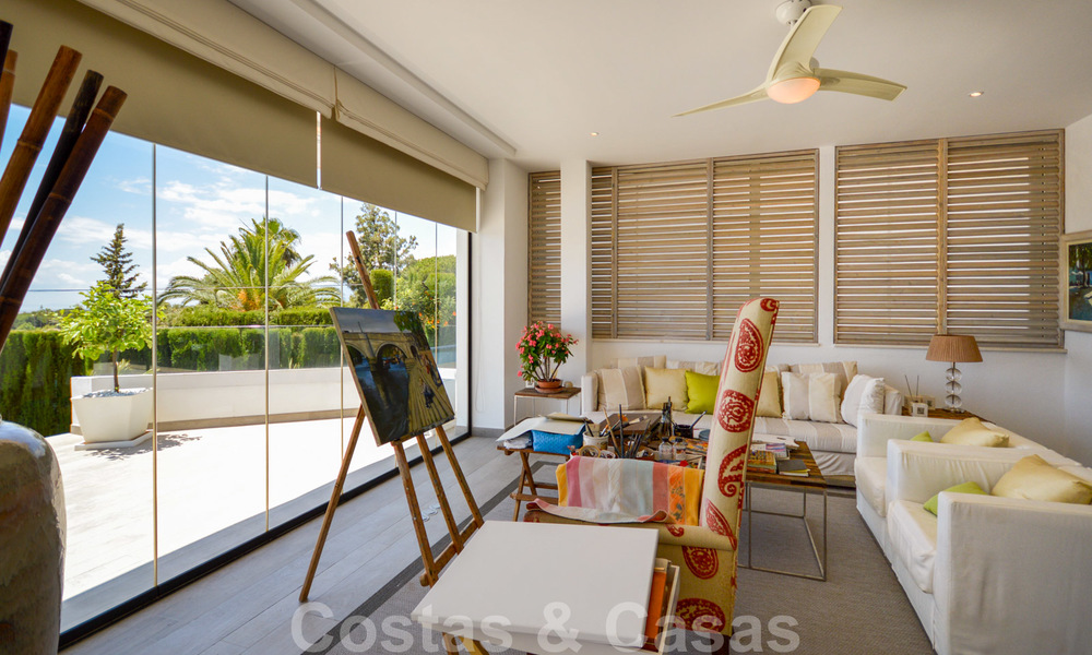 Moderna villa de lujo con vistas panorámicas al mar en venta en la prestigiosa Milla de Oro de Marbella 21000