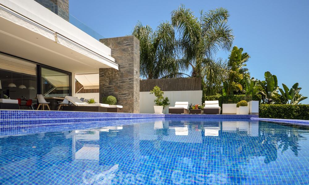 Moderna villa de lujo con vistas panorámicas al mar en venta en la prestigiosa Milla de Oro de Marbella 21005