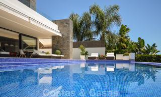 Moderna villa de lujo con vistas panorámicas al mar en venta en la prestigiosa Milla de Oro de Marbella 21005 