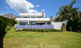 Moderna villa de lujo con vistas panorámicas al mar en venta en la prestigiosa Milla de Oro de Marbella 21006 