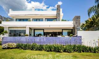 Moderna villa de lujo con vistas panorámicas al mar en venta en la prestigiosa Milla de Oro de Marbella 21007 