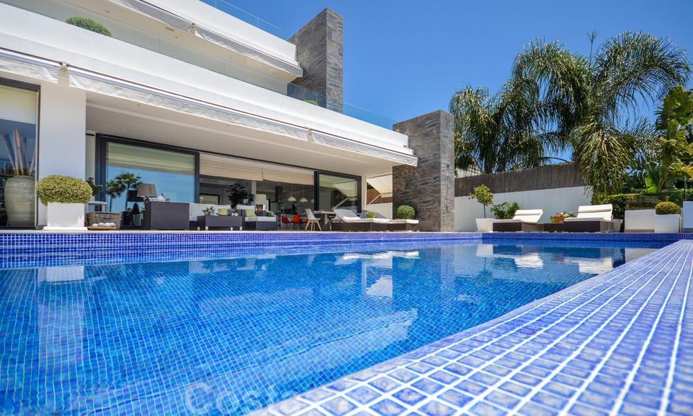 Moderna villa de lujo con vistas panorámicas al mar en venta en la prestigiosa Milla de Oro de Marbella 21009