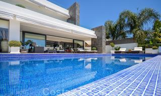 Moderna villa de lujo con vistas panorámicas al mar en venta en la prestigiosa Milla de Oro de Marbella 21009 