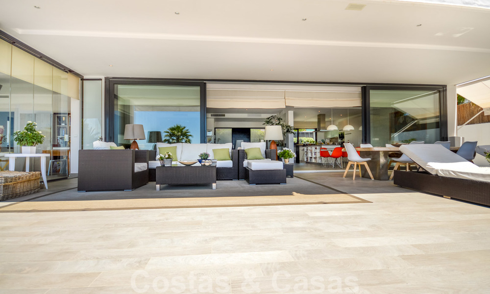 Moderna villa de lujo con vistas panorámicas al mar en venta en la prestigiosa Milla de Oro de Marbella 21010