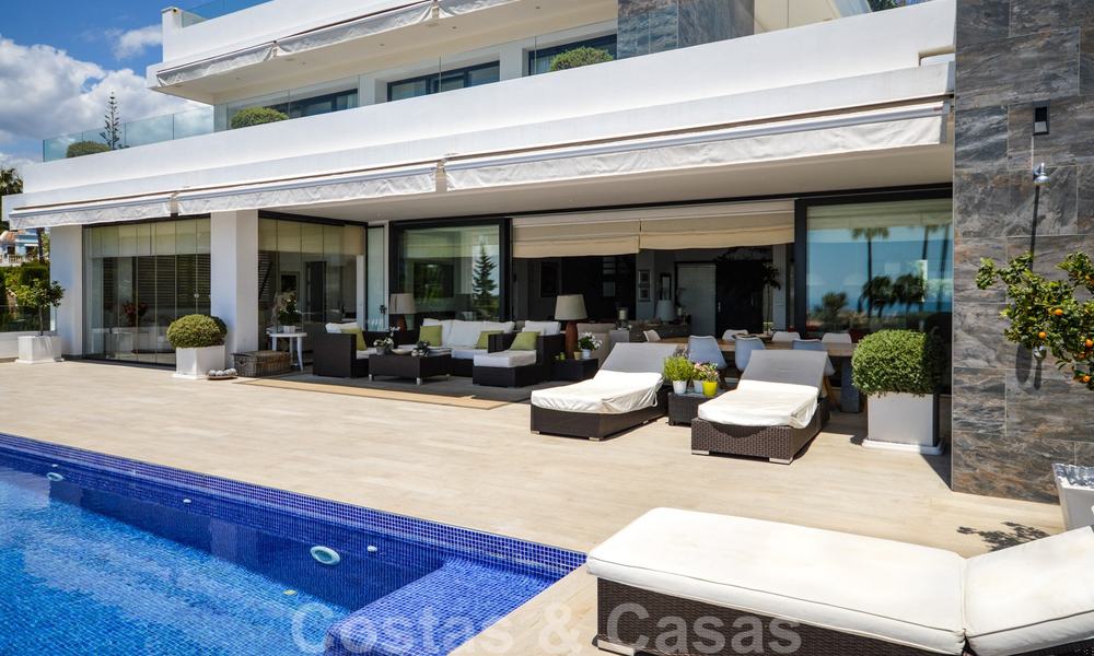 Moderna villa de lujo con vistas panorámicas al mar en venta en la prestigiosa Milla de Oro de Marbella 21012