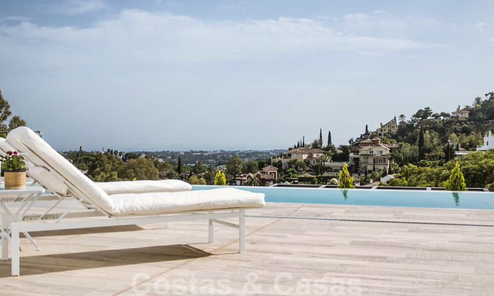 A la venta: villa moderna de reciente construcción con vistas panorámicas en una urbanización muy solicitada en Benahavis, Marbella 21272