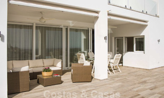 A la venta: villa moderna de reciente construcción con vistas panorámicas en una urbanización muy solicitada en Benahavis, Marbella 21273 