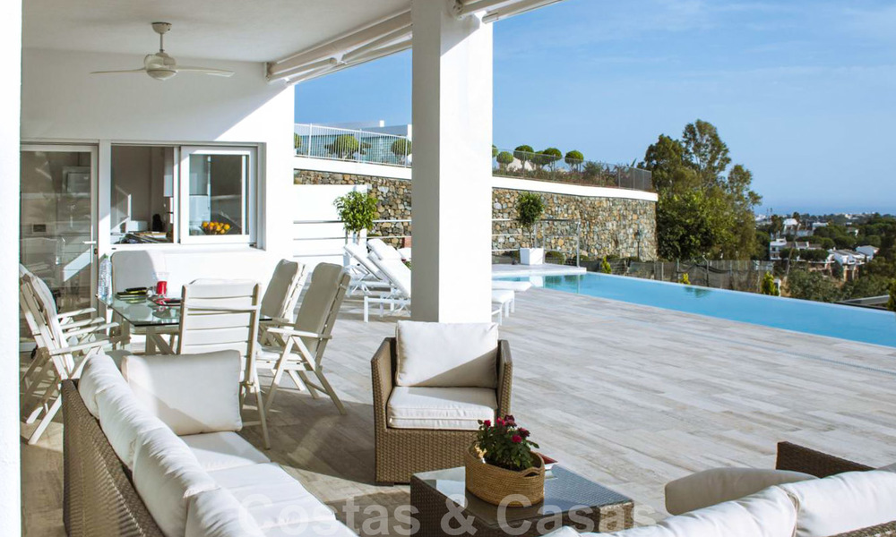 A la venta: villa moderna de reciente construcción con vistas panorámicas en una urbanización muy solicitada en Benahavis, Marbella 21295