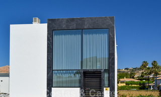 A la venta: villa moderna de reciente construcción con vistas panorámicas en una urbanización muy solicitada en Benahavis, Marbella 21300 