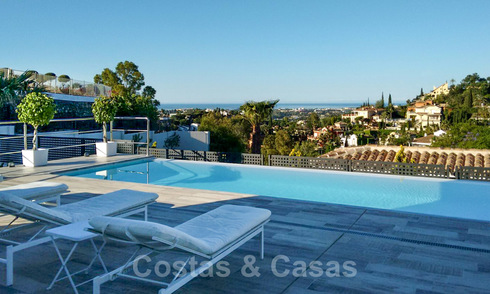 A la venta: villa moderna de reciente construcción con vistas panorámicas en una urbanización muy solicitada en Benahavis, Marbella 21303