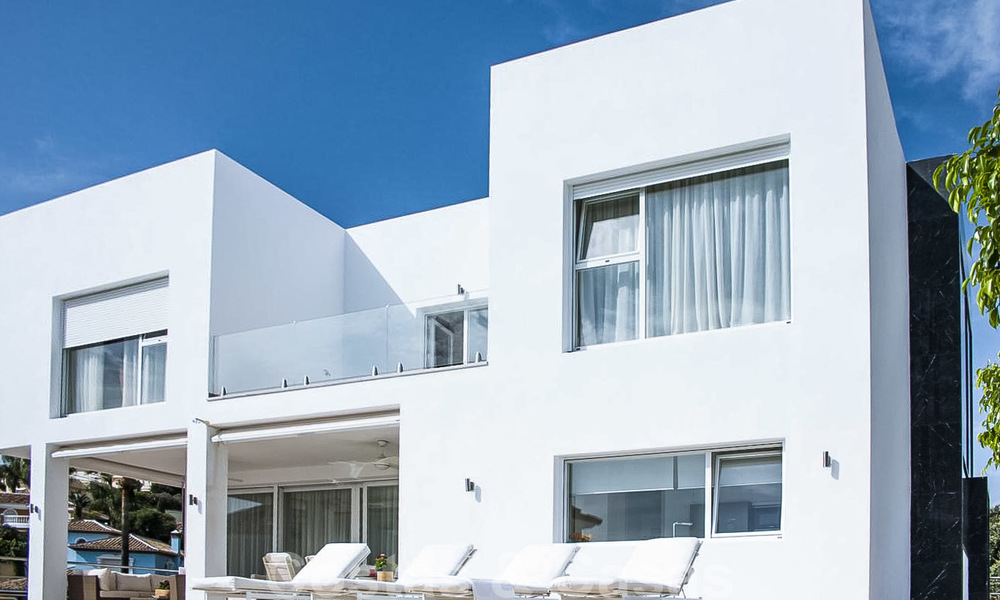 A la venta: villa moderna de reciente construcción con vistas panorámicas en una urbanización muy solicitada en Benahavis, Marbella 21305