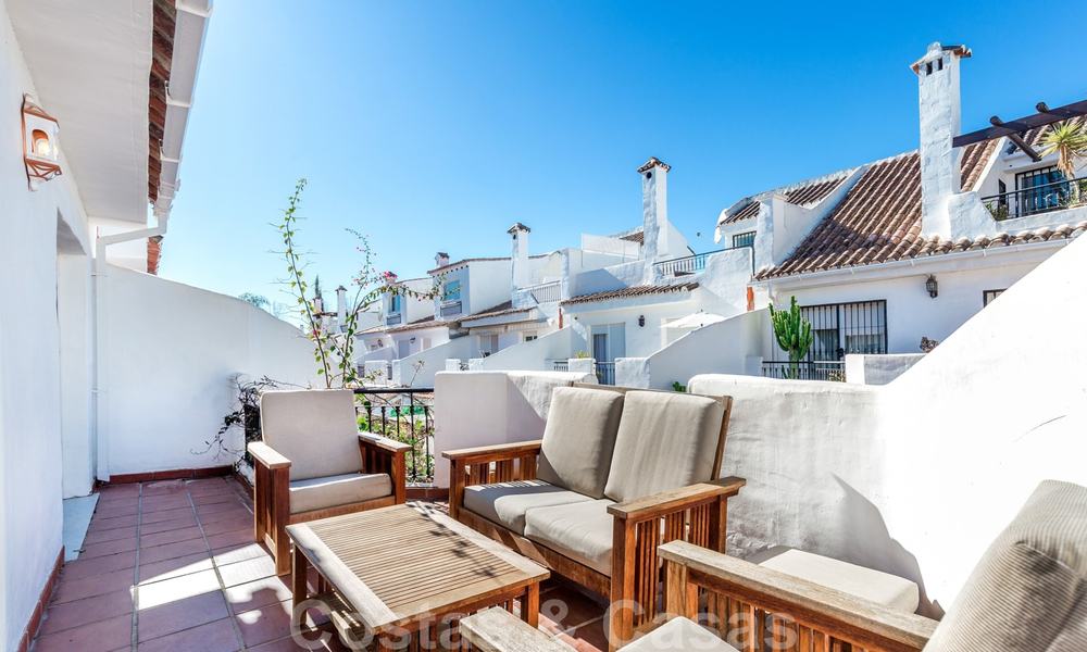 Se vende una amplia casa adosada, a poca distancia de los servicios y Puerto Banús, en Nueva Andalucía - Marbella 21487