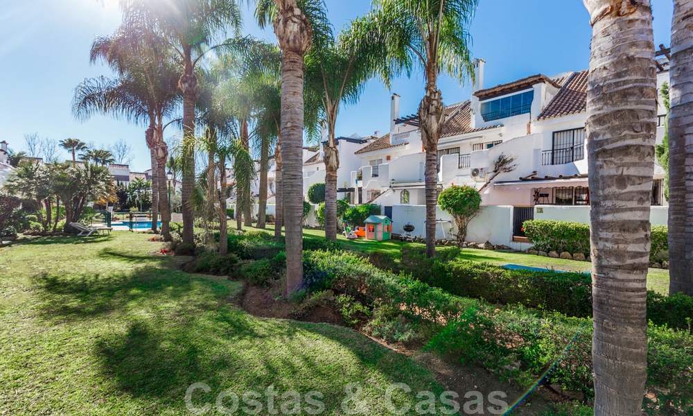 Se vende una amplia casa adosada, a poca distancia de los servicios y Puerto Banús, en Nueva Andalucía - Marbella 21490