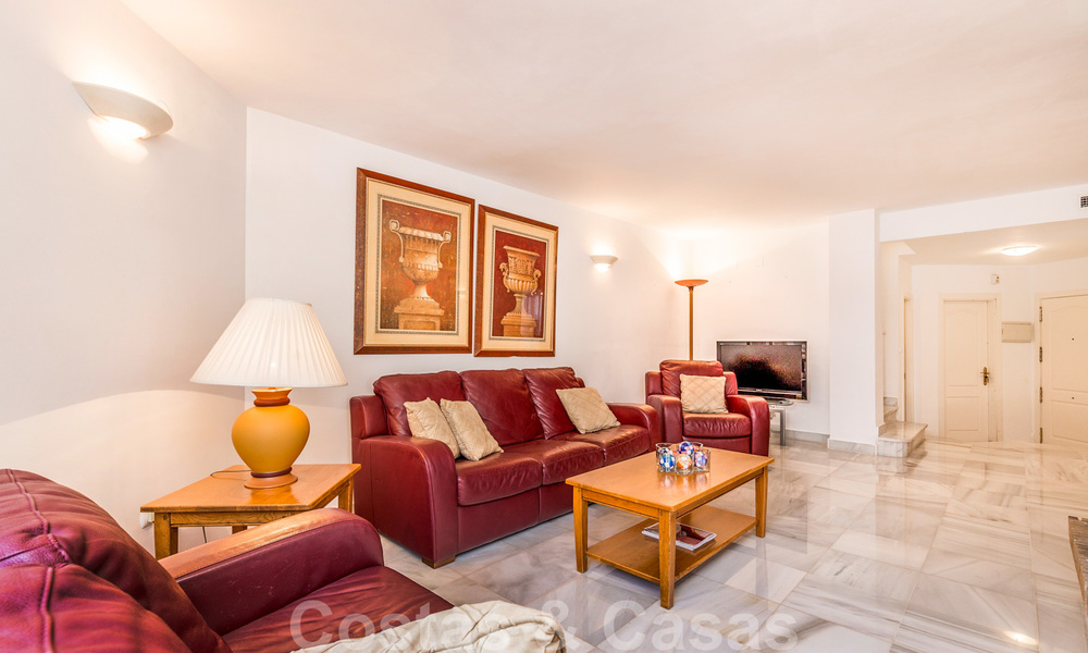 Se vende una amplia casa adosada, a poca distancia de los servicios y Puerto Banús, en Nueva Andalucía - Marbella 21496