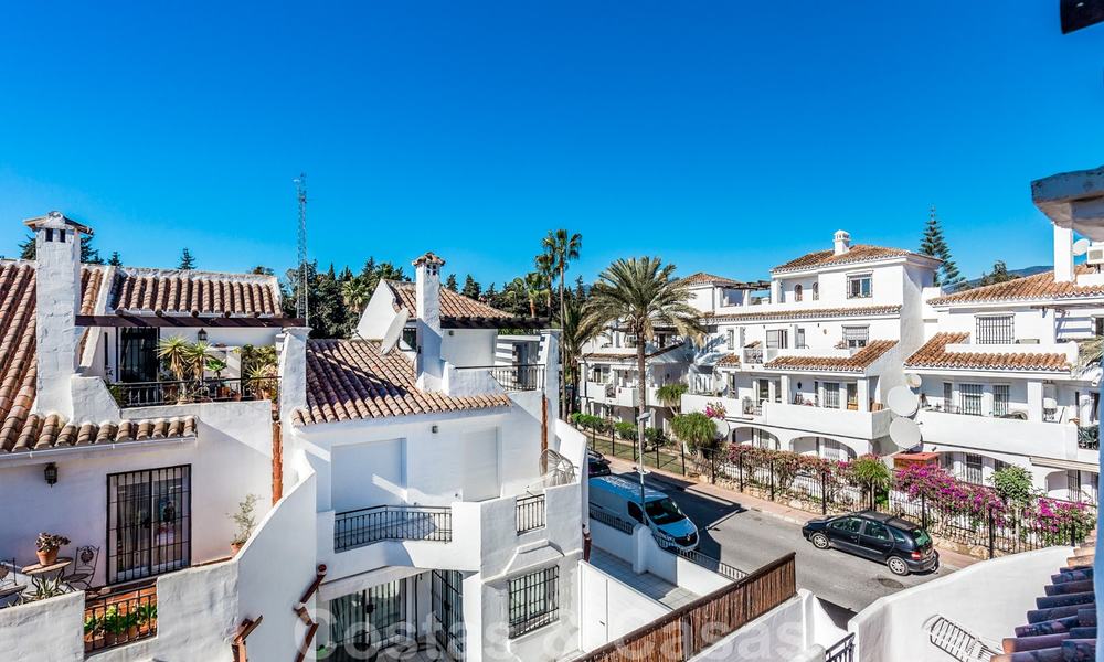 Se vende una amplia casa adosada, a poca distancia de los servicios y Puerto Banús, en Nueva Andalucía - Marbella 21497
