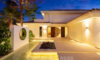Exquisita villa de lujo moderna-mediterránea en venta, en primera línea de golf en Nueva Andalucía, Marbella 21501 
