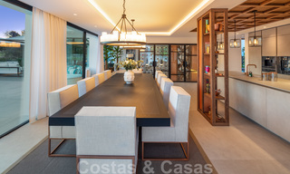 Exquisita villa de lujo moderna-mediterránea en venta, en primera línea de golf en Nueva Andalucía, Marbella 21526 