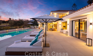 Exquisita villa de lujo moderna-mediterránea en venta, en primera línea de golf en Nueva Andalucía, Marbella 21532 