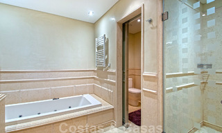 Impresionante apartamento de lujo en primera línea de playa en venta en un exclusivo complejo en la Nueva Milla de Oro, Estepona 21803 