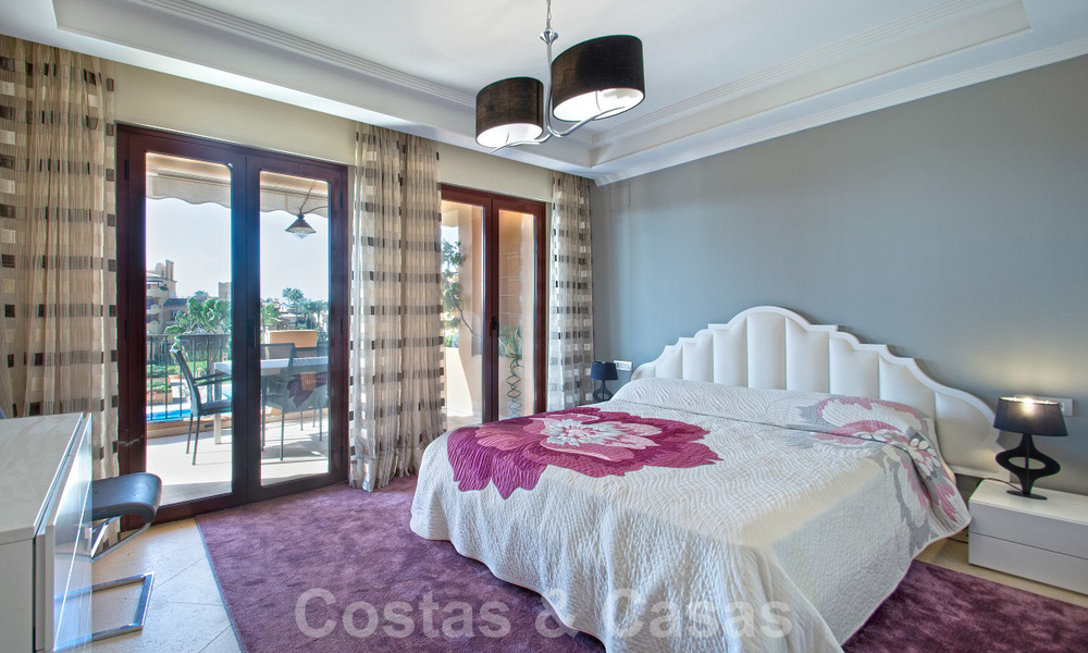 Impresionante apartamento de lujo en primera línea de playa en venta en un exclusivo complejo en la Nueva Milla de Oro, Estepona 21804