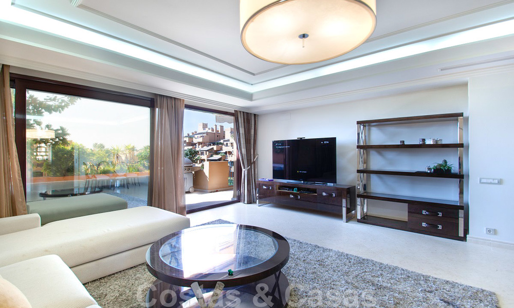 Impresionante apartamento de lujo en primera línea de playa en venta en un exclusivo complejo en la Nueva Milla de Oro, Estepona 21812