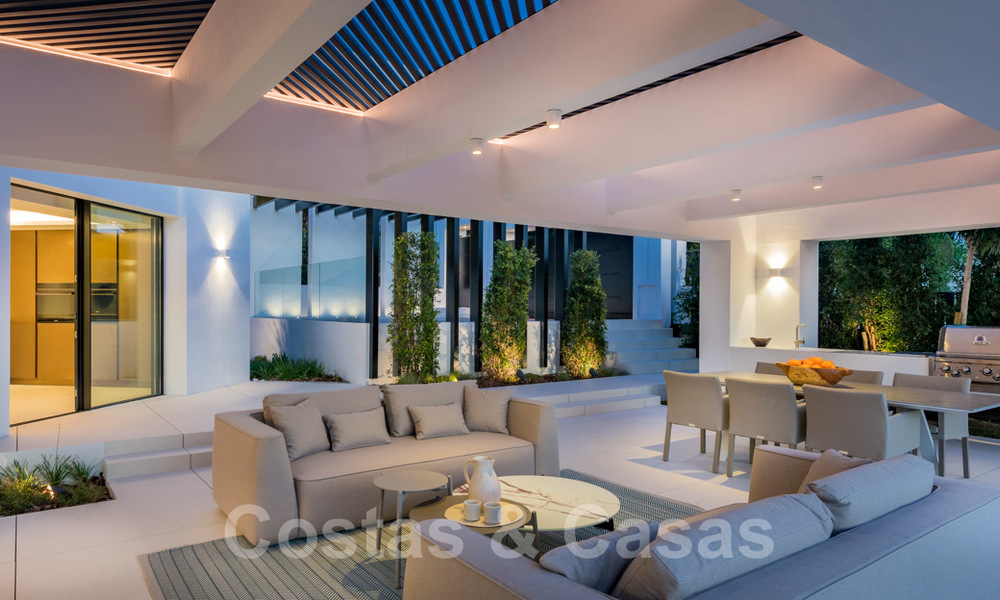 Una villa de lujo contemporáneo muy elegante en venta en el corazón del Valle del Golf, lista para mudarse - Nueva Andalucía, Marbella 21847