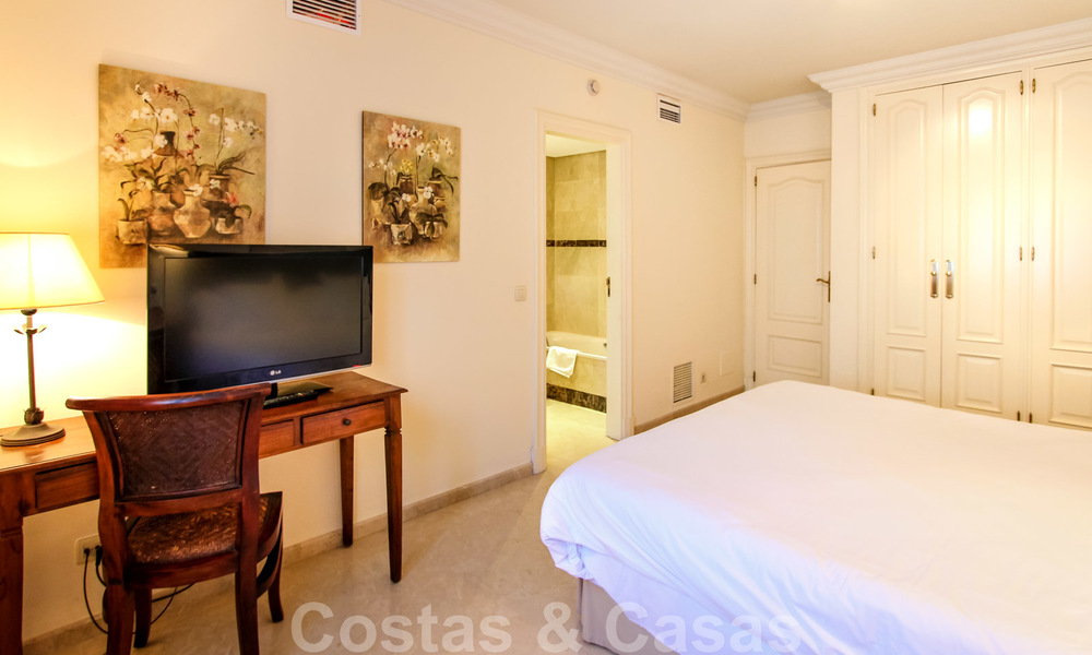 Atractiva inversión o apartamento de vacaciones en venta en un popular resort, a poca distancia de la playa y Puerto Banús 21918