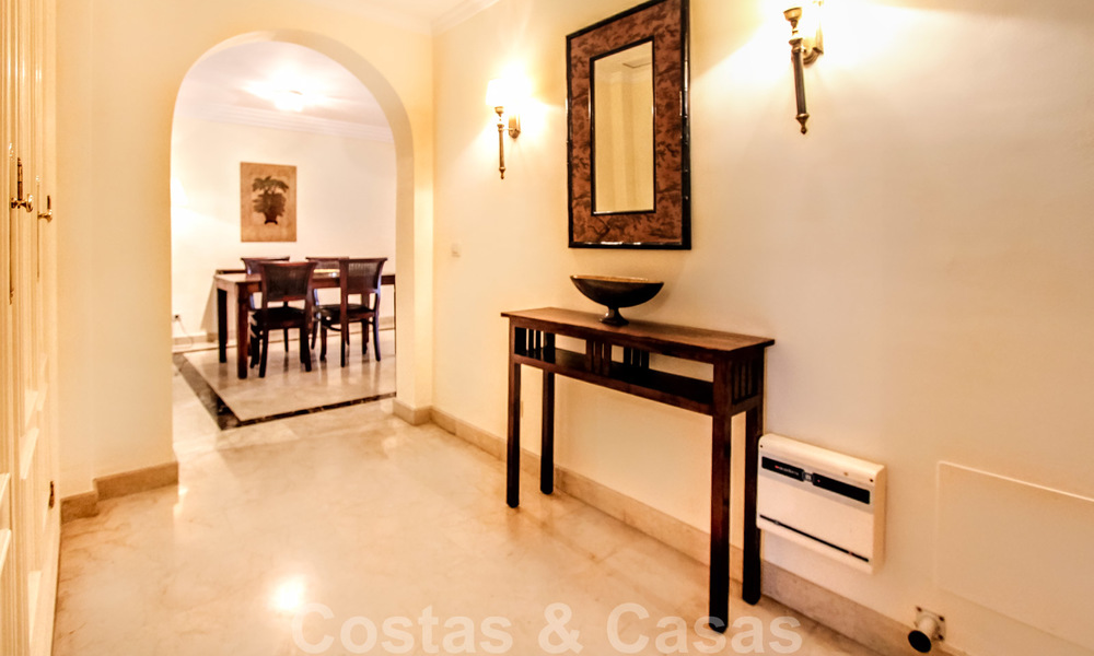 Atractiva inversión o apartamento de vacaciones en venta en un popular resort, a poca distancia de la playa y Puerto Banús 21923