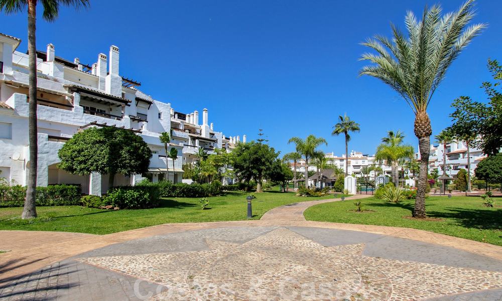 Un luminoso apartamento recientemente renovado a la venta en un magnífico complejo frente al mar, a poca distancia de la playa, de los servicios y de San Pedro, Marbella 21940