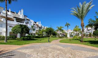 Un luminoso apartamento recientemente renovado a la venta en un magnífico complejo frente al mar, a poca distancia de la playa, de los servicios y de San Pedro, Marbella 21940 