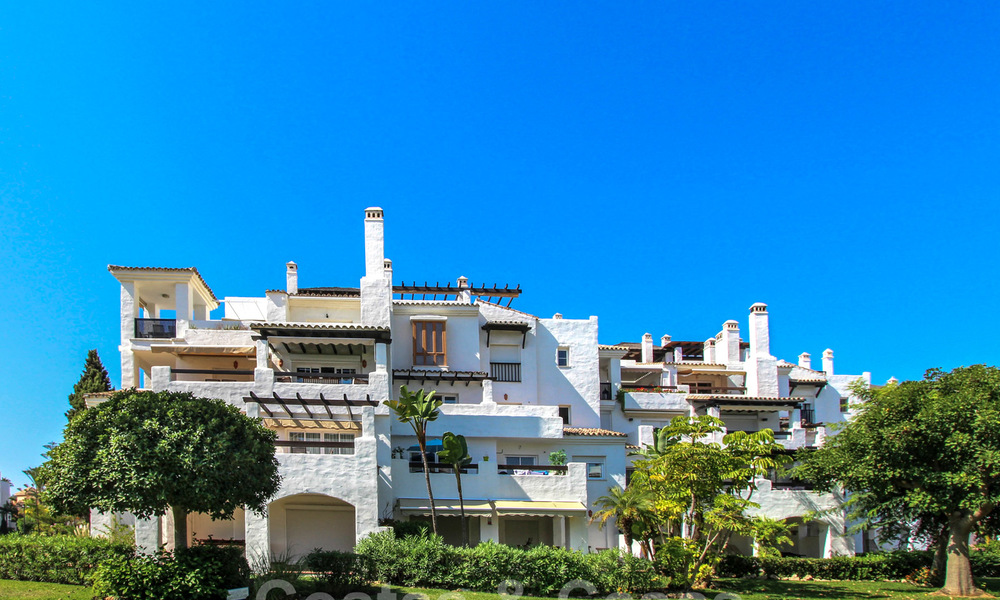 Un luminoso apartamento recientemente renovado a la venta en un magnífico complejo frente al mar, a poca distancia de la playa, de los servicios y de San Pedro, Marbella 21941