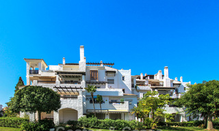 Un luminoso apartamento recientemente renovado a la venta en un magnífico complejo frente al mar, a poca distancia de la playa, de los servicios y de San Pedro, Marbella 21941 