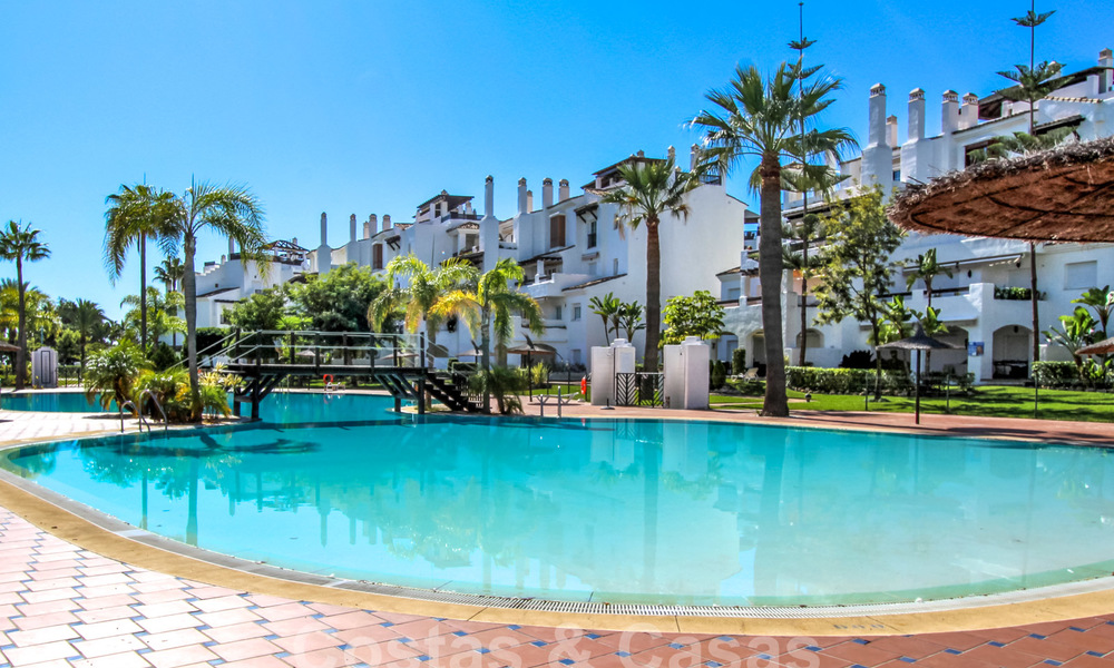 Un luminoso apartamento recientemente renovado a la venta en un magnífico complejo frente al mar, a poca distancia de la playa, de los servicios y de San Pedro, Marbella 21944