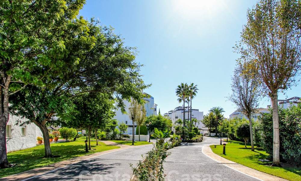 Un luminoso apartamento recientemente renovado a la venta en un magnífico complejo frente al mar, a poca distancia de la playa, de los servicios y de San Pedro, Marbella 21945