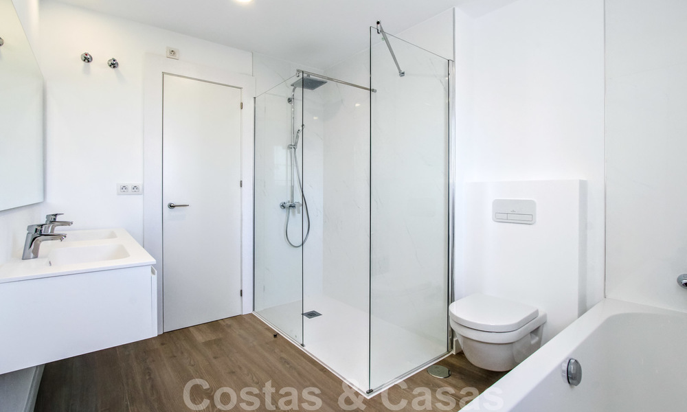 Un luminoso apartamento recientemente renovado a la venta en un magnífico complejo frente al mar, a poca distancia de la playa, de los servicios y de San Pedro, Marbella 21946