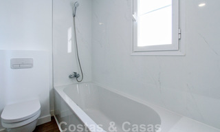 Un luminoso apartamento recientemente renovado a la venta en un magnífico complejo frente al mar, a poca distancia de la playa, de los servicios y de San Pedro, Marbella 21947 