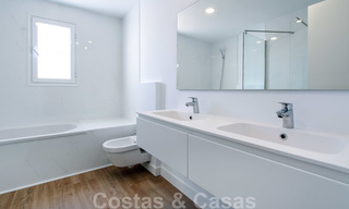 Un luminoso apartamento recientemente renovado a la venta en un magnífico complejo frente al mar, a poca distancia de la playa, de los servicios y de San Pedro, Marbella 21948 