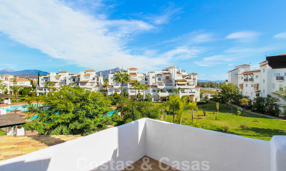 Un luminoso apartamento recientemente renovado a la venta en un magnífico complejo frente al mar, a poca distancia de la playa, de los servicios y de San Pedro, Marbella 21949
