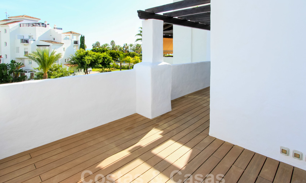 Un luminoso apartamento recientemente renovado a la venta en un magnífico complejo frente al mar, a poca distancia de la playa, de los servicios y de San Pedro, Marbella 21950