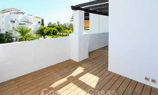 Un luminoso apartamento recientemente renovado a la venta en un magnífico complejo frente al mar, a poca distancia de la playa, de los servicios y de San Pedro, Marbella 21950 