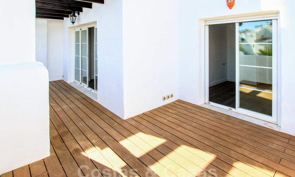 Un luminoso apartamento recientemente renovado a la venta en un magnífico complejo frente al mar, a poca distancia de la playa, de los servicios y de San Pedro, Marbella 21951