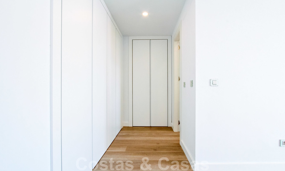 Un luminoso apartamento recientemente renovado a la venta en un magnífico complejo frente al mar, a poca distancia de la playa, de los servicios y de San Pedro, Marbella 21952