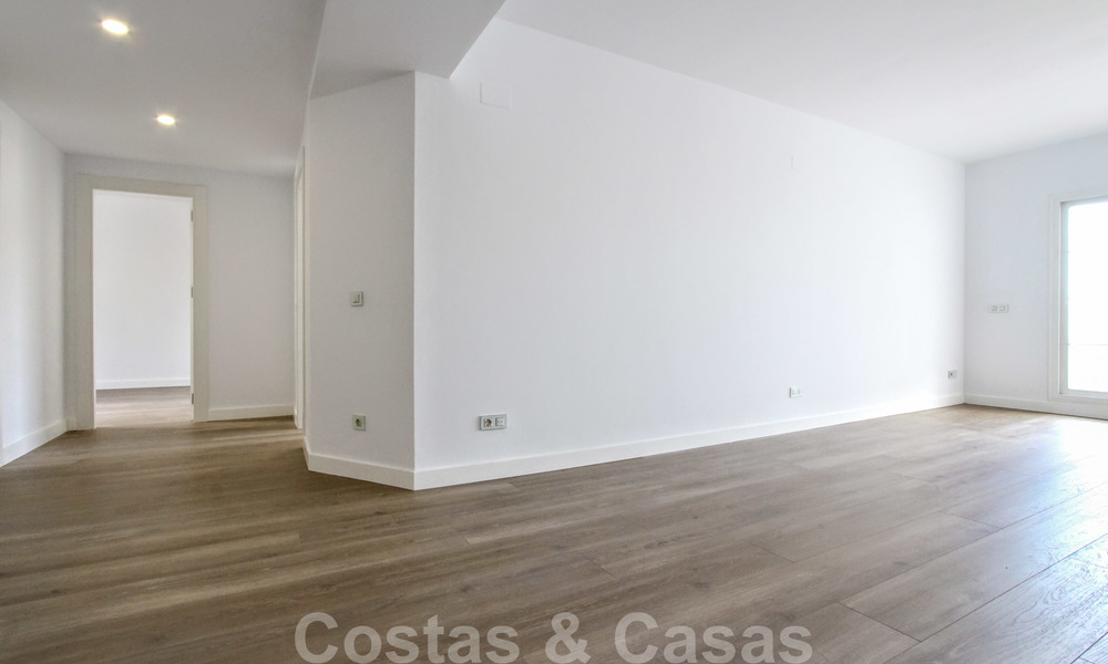 Un luminoso apartamento recientemente renovado a la venta en un magnífico complejo frente al mar, a poca distancia de la playa, de los servicios y de San Pedro, Marbella 21953