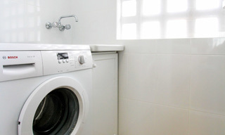 Un luminoso apartamento recientemente renovado a la venta en un magnífico complejo frente al mar, a poca distancia de la playa, de los servicios y de San Pedro, Marbella 21954 