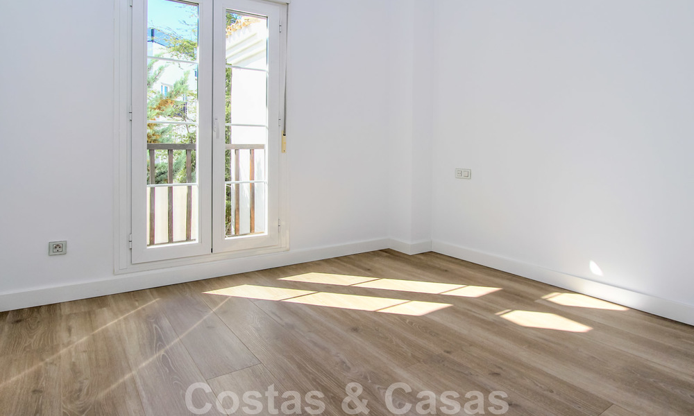 Un luminoso apartamento recientemente renovado a la venta en un magnífico complejo frente al mar, a poca distancia de la playa, de los servicios y de San Pedro, Marbella 21957