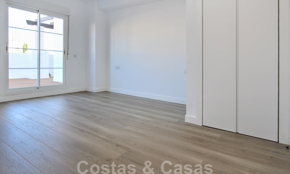 Un luminoso apartamento recientemente renovado a la venta en un magnífico complejo frente al mar, a poca distancia de la playa, de los servicios y de San Pedro, Marbella 21959