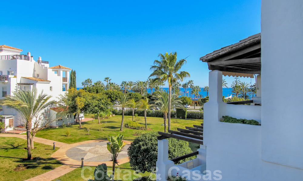 Un luminoso apartamento recientemente renovado a la venta en un magnífico complejo frente al mar, a poca distancia de la playa, de los servicios y de San Pedro, Marbella 21961
