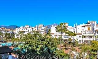 Un luminoso apartamento recientemente renovado a la venta en un magnífico complejo frente al mar, a poca distancia de la playa, de los servicios y de San Pedro, Marbella 21962 