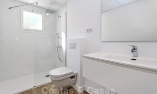 Un luminoso apartamento recientemente renovado a la venta en un magnífico complejo frente al mar, a poca distancia de la playa, de los servicios y de San Pedro, Marbella 21964 